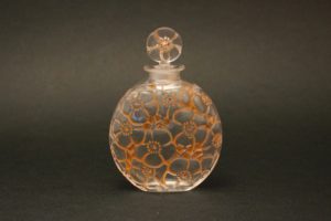 ルネ・ラリック 香水瓶「ドルセー百合」　1922年