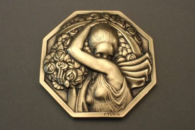 ピエール・チュラン　ブロンズメダル　「花篭を掲げる女性」　1920年代